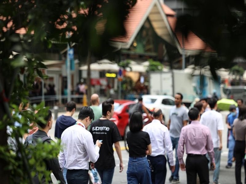 Economic Uncertainty Prompts More Singapore Firms to Freeze Wages